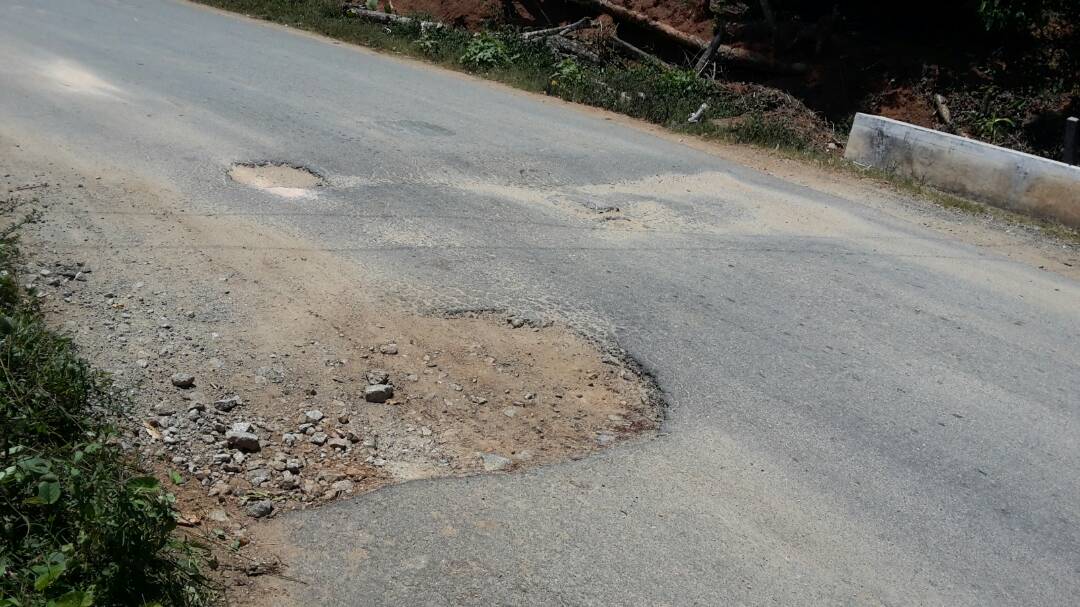 ಕಳಪೆ ಕಾಮಗಾರಿ : ಗುತ್ತಿಗೆದಾರರ ವಿರುದ್ಧ ಸಂಚಾರಿಗಳ ಆಕ್ರೋಶ